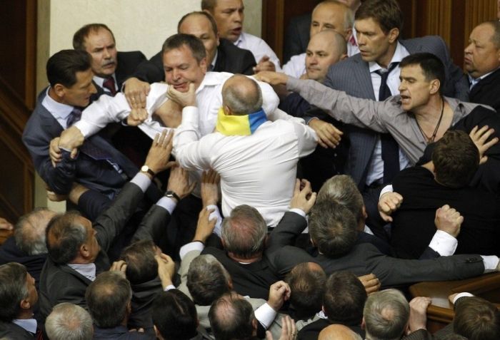 Массовые драки в украинском парламенте (12 фото)
