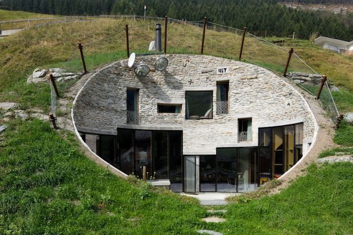 Дом внутри горы в швейцарских Альпах (19 фото)