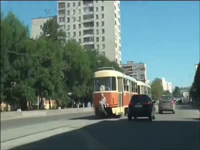 Странный способ покататься на трамвае (4.3 мб)