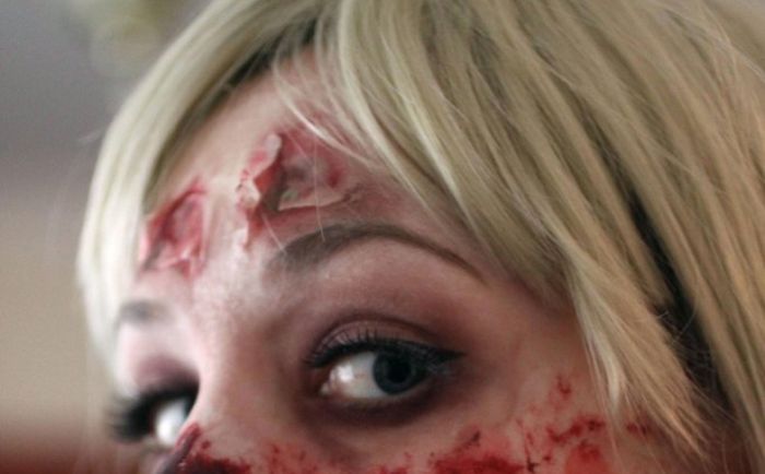 Самый страшный макияж девушки-зомби (4 фото)