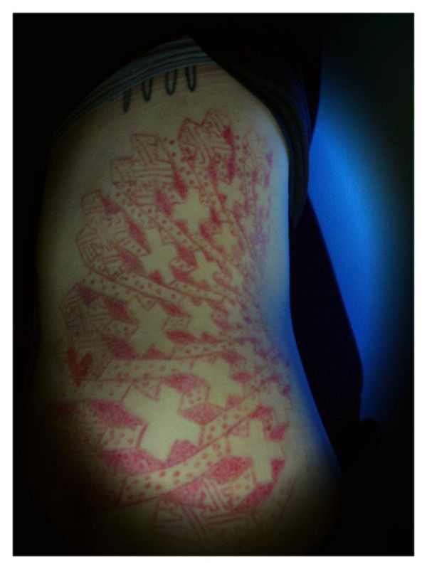 Жуткие татуировки и шрамирование (21 фото)