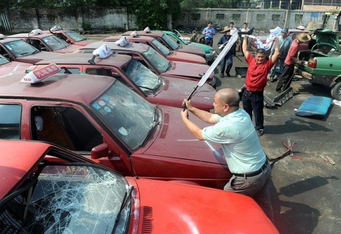 Как китайские таксисты борятся с нелегалами (7 фото)