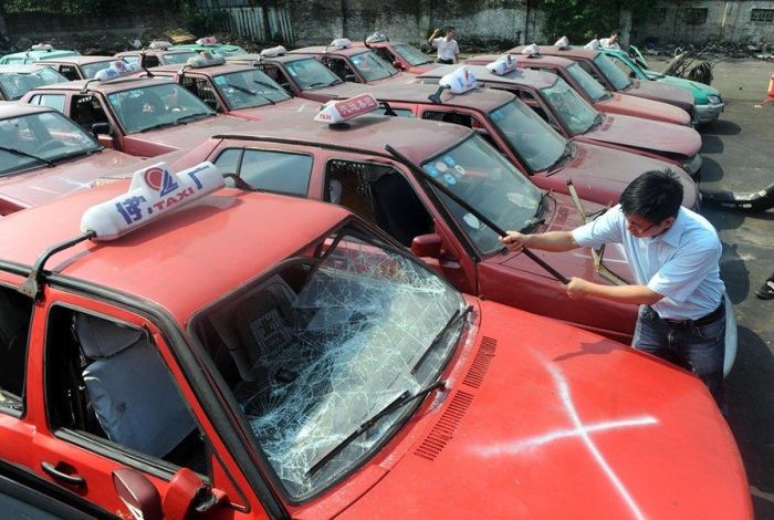 Как китайские таксисты борятся с нелегалами (7 фото)