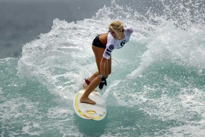 Бесстрашная серфингистка (21 фото)