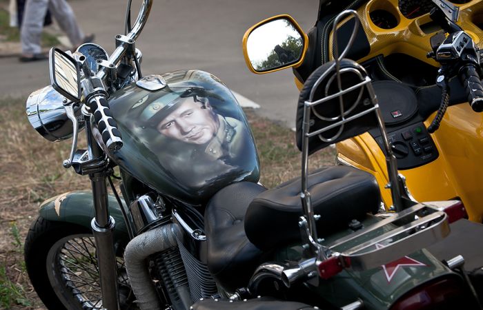 Крутая аэрография мотоцикла: "В бой идут одни старики" (4 фото)