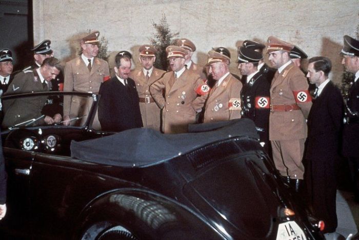 Цветные архивные снимки с юбилея Гитлера (18 фото)