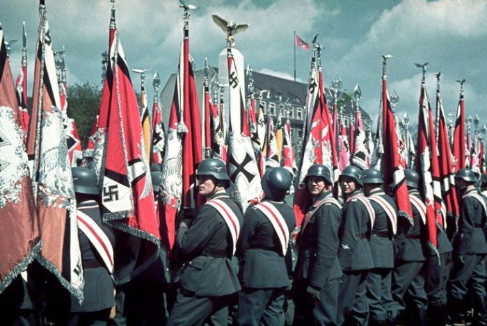 Цветные архивные снимки с юбилея Гитлера (18 фото)