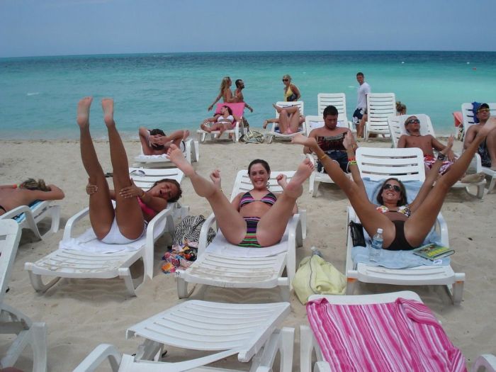 Симпатичные девушки отдыхают на пляже (68 фото)