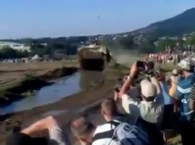 Жесткий фэйл на демонстрации возможностей танка (0.8 мб)