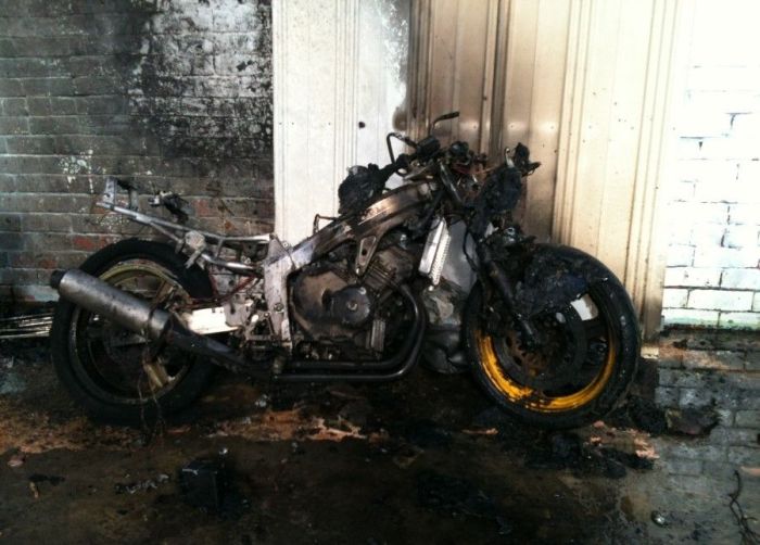 Мотоцикл Honda сгорел дотла (3 фото)