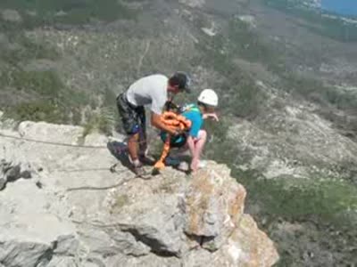 Невероятно опасный и экстремальный прыжок со скалы (11.0 мб)