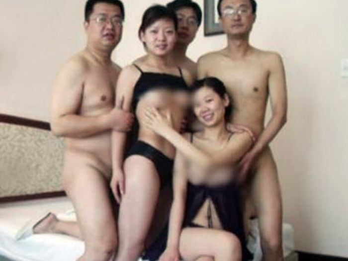 Китайских чиновников уличили в групповом сексе (2 фото)