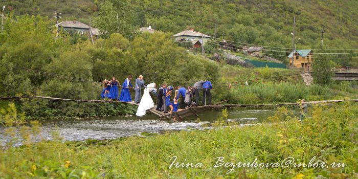 Как разрушить мост в день свадьбы (4 фото)