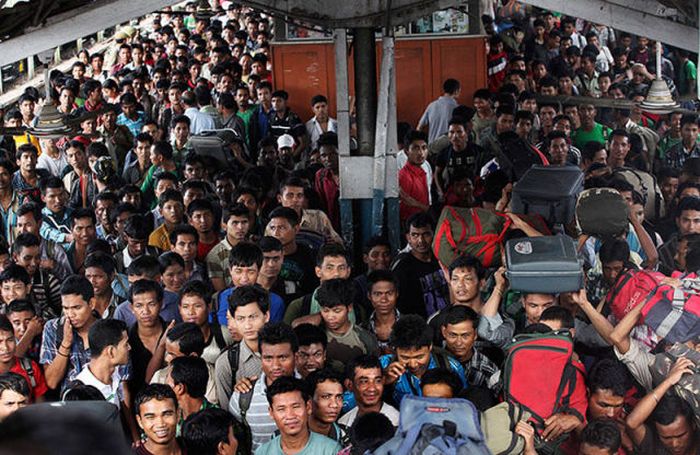 Ужасы железнодорожного транспорта в Индии (49 фото)