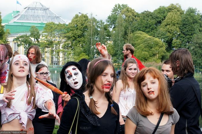 Зомби заполонили Санкт-Петербург (24 фото)
