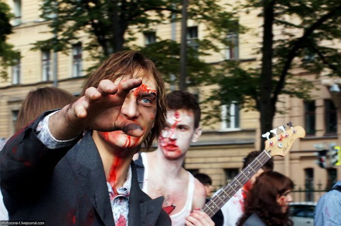 Зомби заполонили Санкт-Петербург (24 фото)