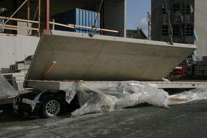 Во что превратится автомобиль под весом бетонной плиты (5 фото)