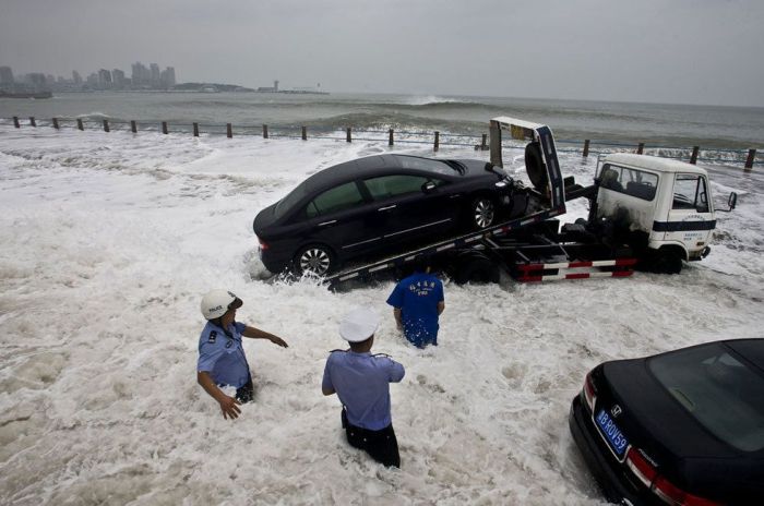 Супертайфун "Болавен" разрушил побережье Китая (11 фото)