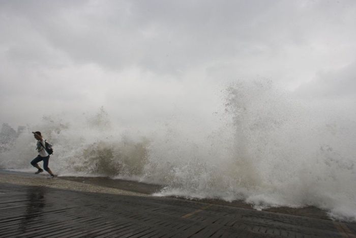 Супертайфун "Болавен" разрушил побережье Китая (11 фото)