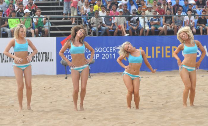Симпатичные девушки и пляжный волейбол (87 фото)