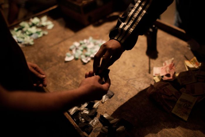 Как живут наркоманы трущобах Рио-де-Жанейро (15 фото)