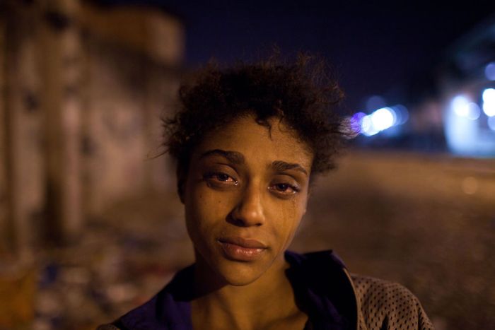 Как живут наркоманы трущобах Рио-де-Жанейро (15 фото)