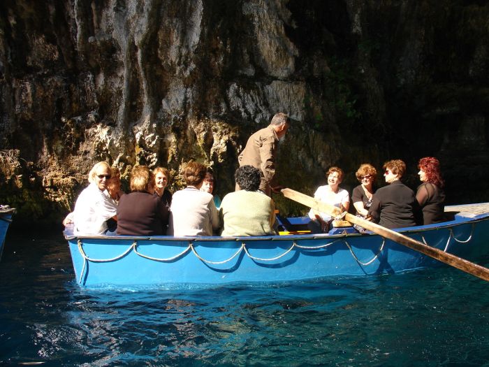 Сказочная пещера Мелиссани в Греции (22 фото)