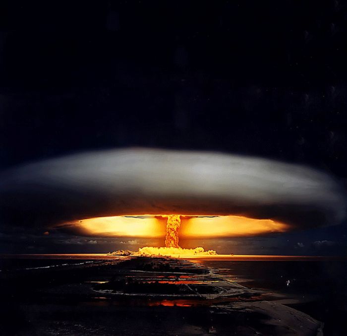 Сила ядерного взрыва (4 фото + 1 гифка)