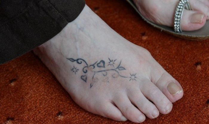 Туристка чуть не лишилась ноги из-за татуировки (7 фото)