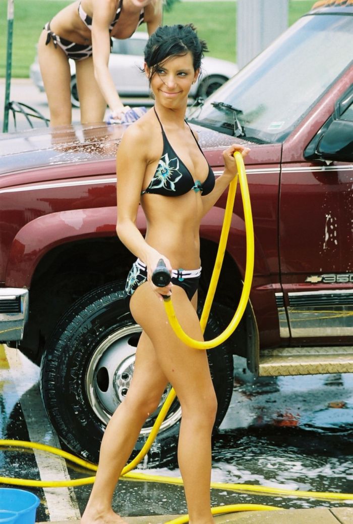 Голые девушки моют машины
