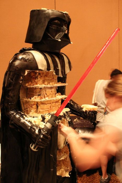 Крутой торт в виде Дарта Вейдера в полный рост! (31 фото)