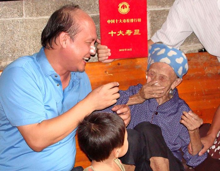 Долгожительница из Китая отметила 127й день рождения! (6 фото)