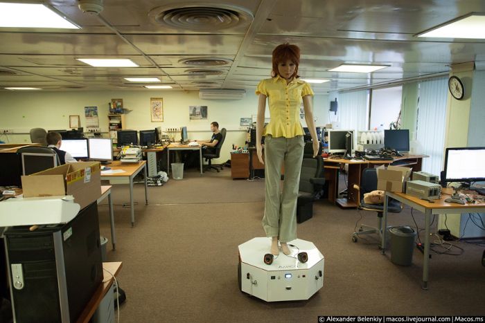 Первый в мире человекоподобный робот (19 фото)