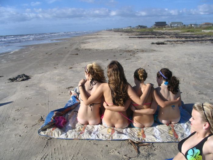 Девушки на пляже (70 фото) НЮ