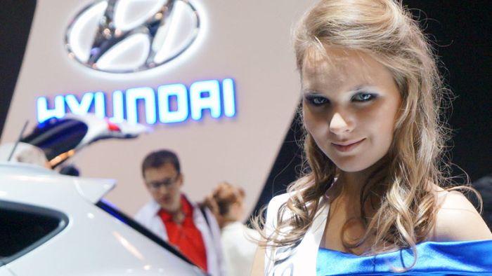 Девушки Московского Международного автомобильного салона (31 фото)