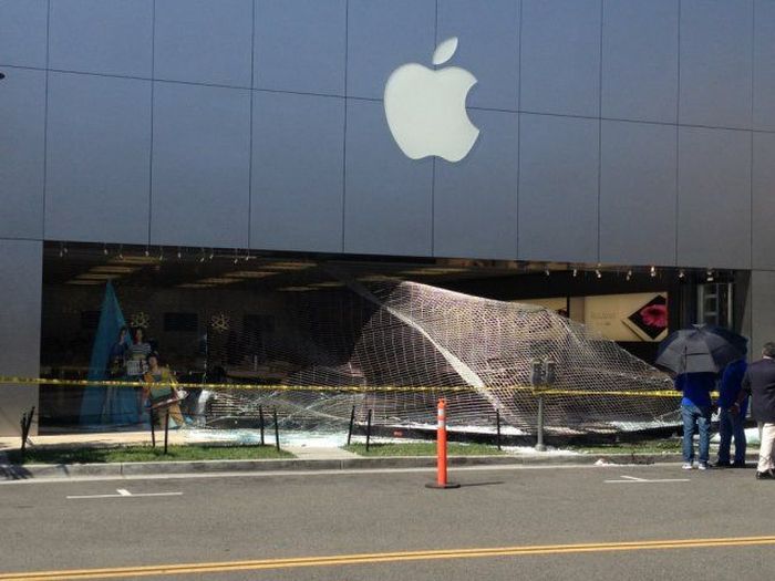 Неудачное ограбление магазина Apple (3 фото + видео)