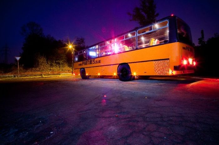 Крутой автобус для классных вечеринок (8 фото)