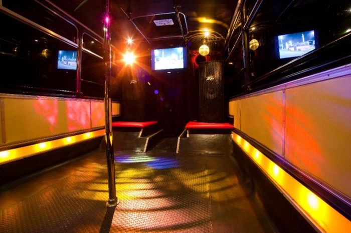 Крутой автобус для классных вечеринок (8 фото)