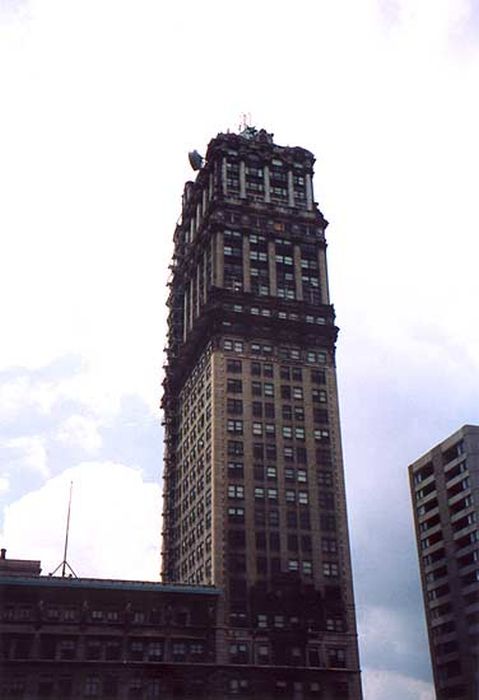 Заброшенные многоэтажки Детройта (35 фото)