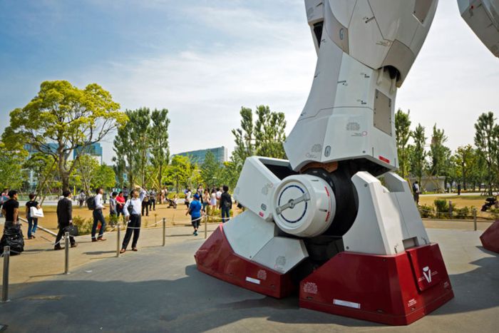 18-метровая статуя робота Gundam (15 фото)