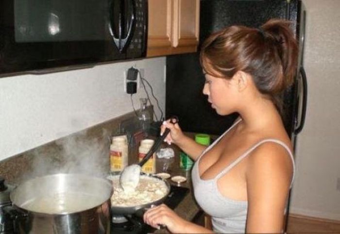 Сексуальные девушки на кухне (43 фото)