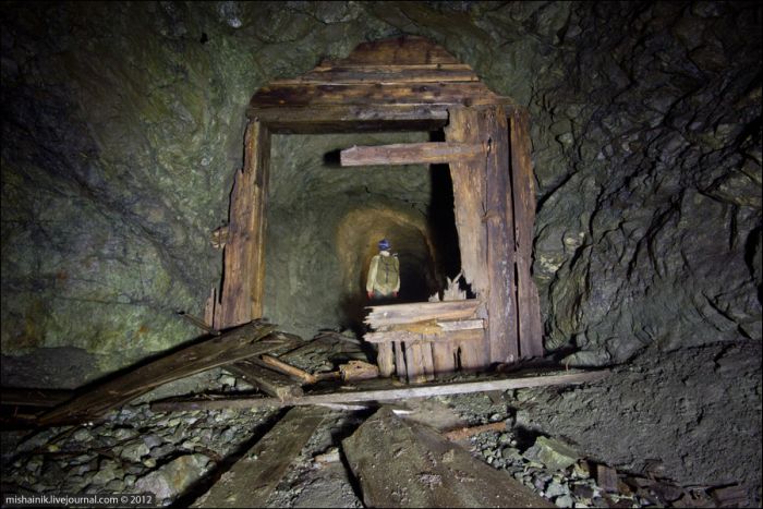 Прогулка по старой шахте советских времен (59 фото)