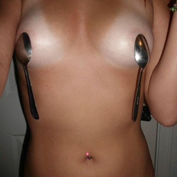 Странные девушки с магнитной грудью (28 фото)