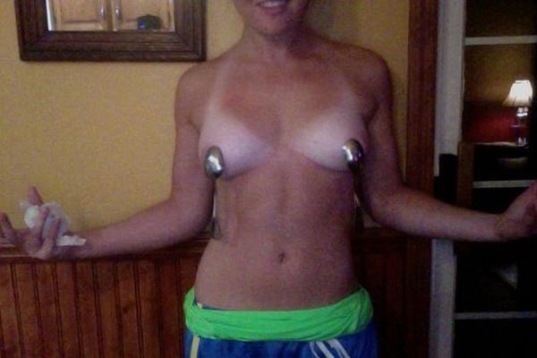 Странные девушки с магнитной грудью (28 фото)