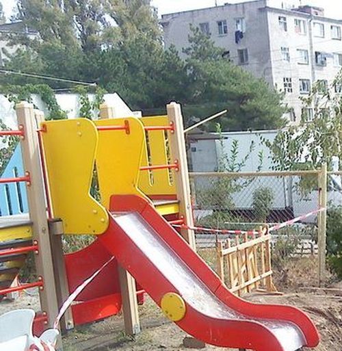 Суровая детская площадка (3 фото)