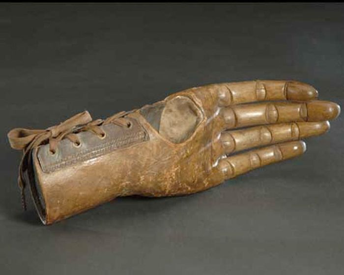 Средневековое протезирование конечностей человека (21 фото)