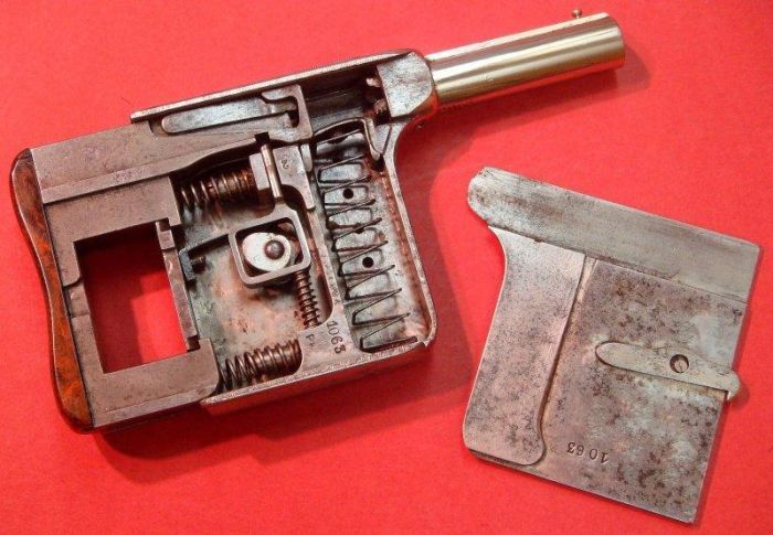 Необычный французский пистолет-эспандер (11 фото)