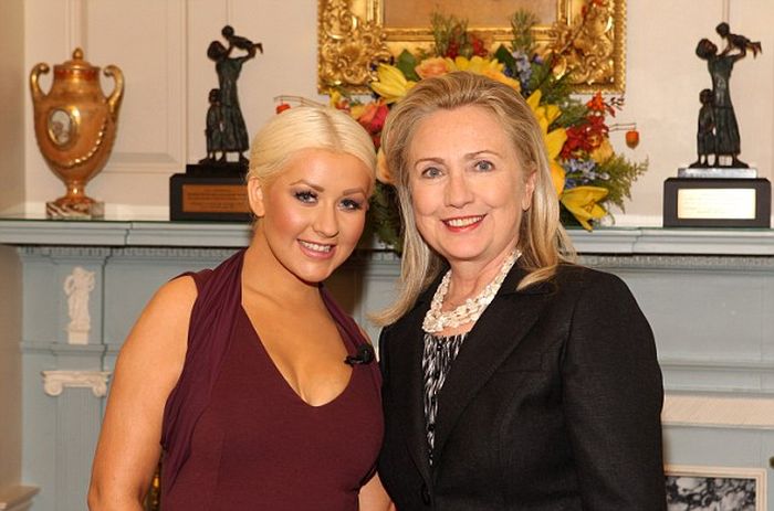 Хилари Клинтон оценила грудь Кристины Агилера (5 фото)