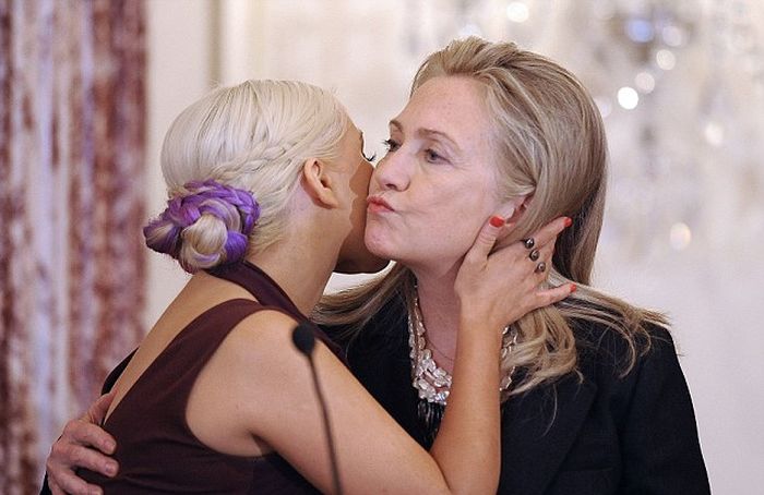 Хилари Клинтон оценила грудь Кристины Агилера (5 фото)