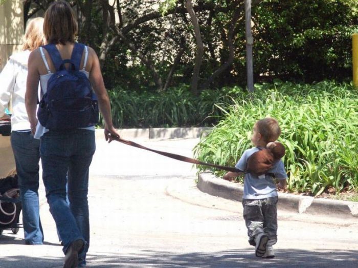 Родители, которые выгуливают детей на поводках (35 фото)